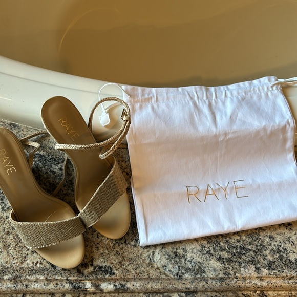 Raye - Picture 8 of 8